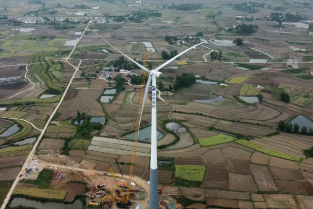 国内首批！yabo2021vip智能170米超高混塔风电机组顺利吊装